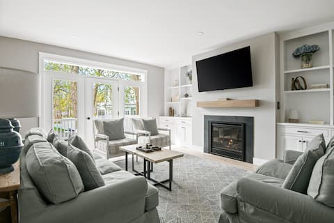 Downtown Coastal Charm Cottage in Kennebunk