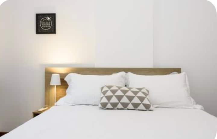 מיטה זוגית בגודל סטנדרטי ומיזוג אוויר.