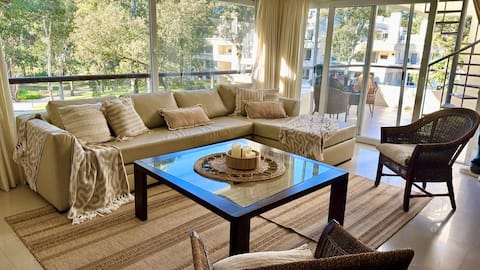 Spacious apartment in Solanas overlooking the lake