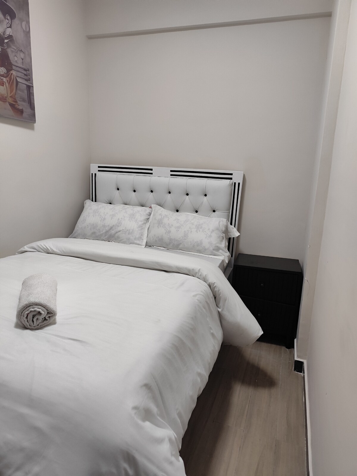 这间客房舒适温馨，配有一张双人床、柔软的床上用品和温暖的照明。 非常适合朋友、同事或家人入住，在内罗毕度过忙碌的一天后，您可以享受宁静的休息时光。