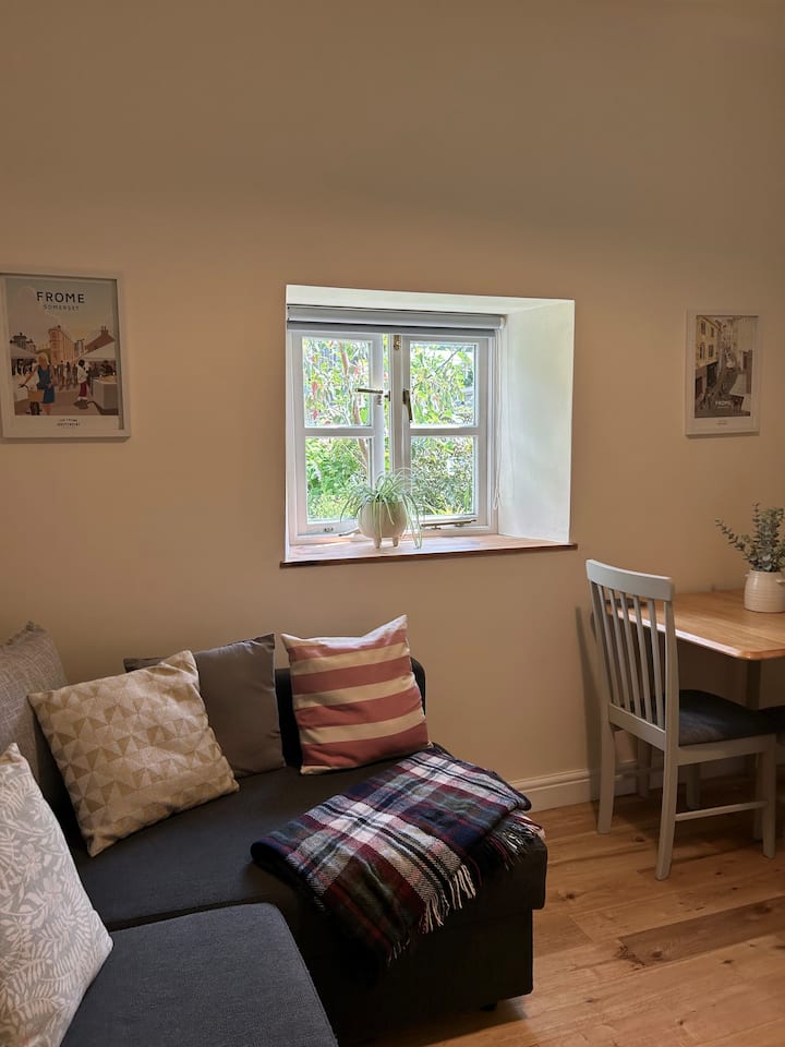 סלון עם ספה נפתחת זוגית, שולחן אוכל, טלוויזיה חכמה.