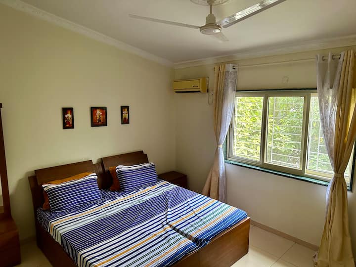 
Dhoma e gjumit në katin e parë ka një krevat të rehatshëm dopio "king", një kondicioner të ndarë dhe një pasqyrë të madhe. I projektuar për rehati, ai ofron një hapësirë çlodhëse dhe të ndriçuar mirë për një qëndrim të këndshëm