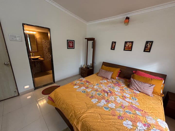 Dhoma e gjumit në katin e parë ka një krevat të rehatshëm dopio "king-size", një pasqyrë të madhe me komo, një kondicioner dritareje dhe një gardërobë me dy dyer. Gjithashtu, përfshin një banjë private ngjitur, me një lavatriçe të disponueshme për lehtësinë tënde.