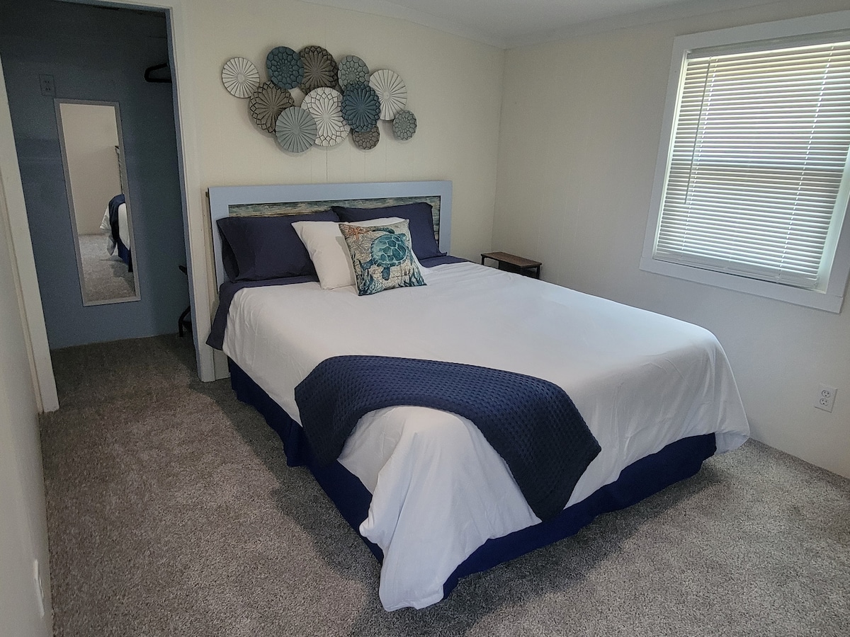 Opustite se u sobi s pogledom na rijeku, gdje udoban bračni krevet, plahte od organskog pamuka i potpuno novi plišani tepih stvaraju mirno utočište. Probudite se uz miran pogled na rijeku Oneida odmah ispred svog prozora. Ovo je savršen smještaj uz rijeku.