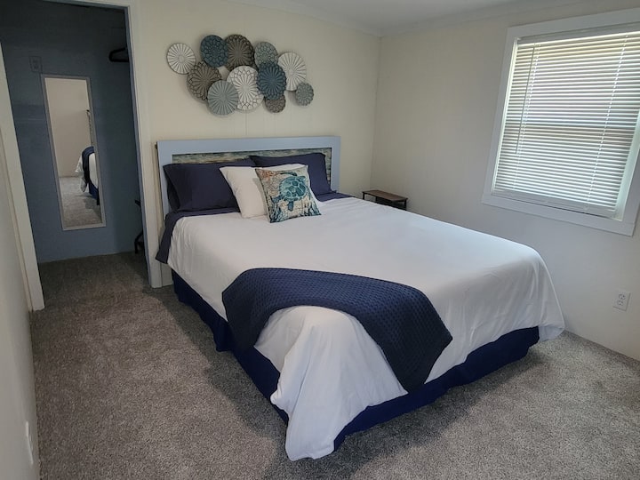 พักผ่อนในห้องวิวแม่น้ำที่มีเตียงขนาดควีนไซส์ที่อบอุ่น ผ้าปูที่นอนผ้าฝ้ายออแกนิก และพรมหรูใหม่ล่าสุดที่ช่วยให้คุณพักผ่อนได้อย่างเต็มที่ ตื่นมาชมวิวที่สงบของแม่น้ำโอเนด้าที่อยู่นอกหน้าต่างของคุณ ที่พักริมแม่น้ำที่สมบูรณ์แบบของคุณ