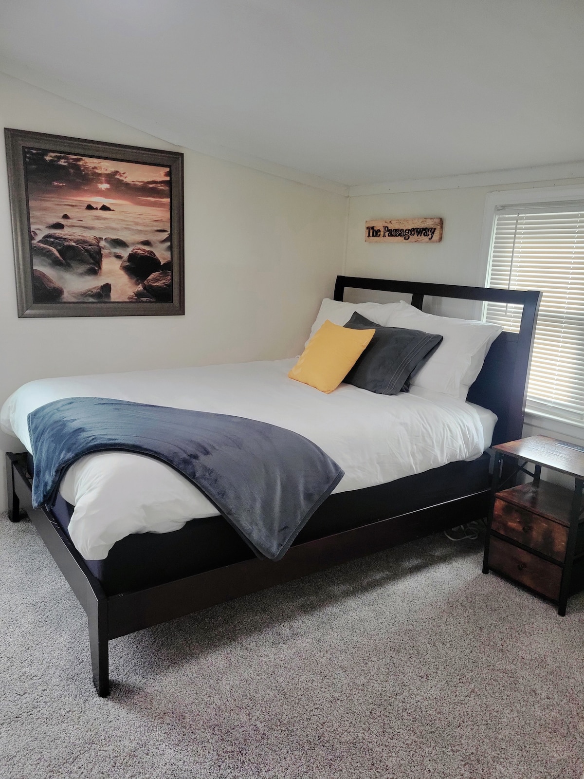 Soba u prolazu
Ova spavaća soba ima novi udobni bračni krevet s mekanim, organskim pamučnim plahtama i novi plišani tepih za svjež, ugodan osjećaj pod nogama. Savršeno mjesto za miran noćni odmor uz pravi dodir topline i jednostavnosti.