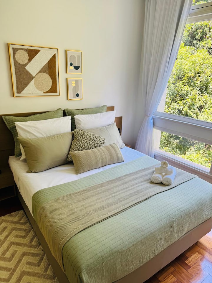 מיטת קווין סייז מרווחת ונוחה, ארון גדול עם מראה ומתלה מזוודות, נוף ירוק, פינת עבודה, Wi-Fi ומיזוג אוויר מפוצל.