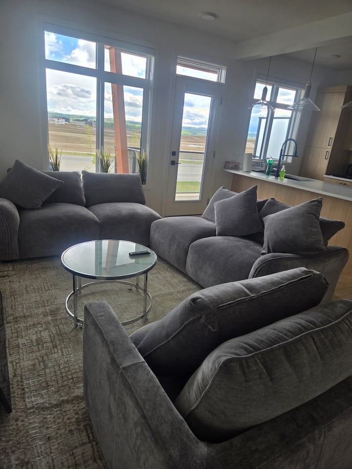Beautiful 2 Story Townhouse 3beds In Seton - Calgary