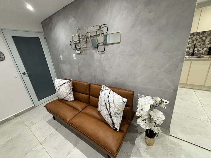 Duque Studio 2 - Levittown