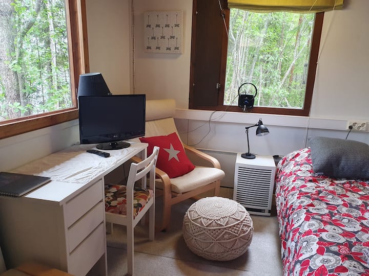 Osim što je prostor za spavanje, tu se nalazi i radni stol na kojem možete pisati, primjerice, svoj dnevnik.