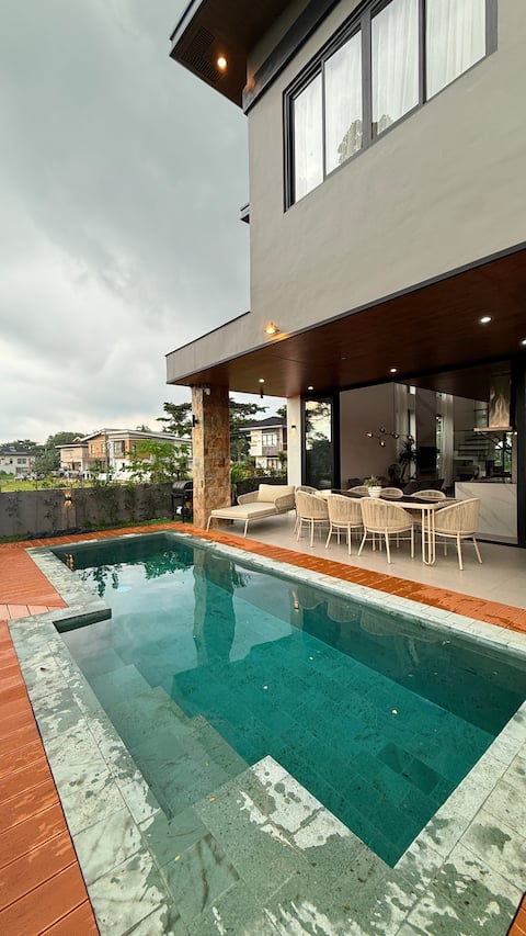 Avodah House in Summit Point Golf Course with Pool