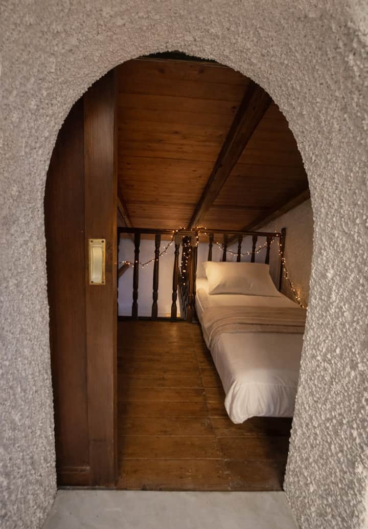 Coin nuit confortable dans le grenier avec une faible hauteur sous plafond à l'étage supérieur.