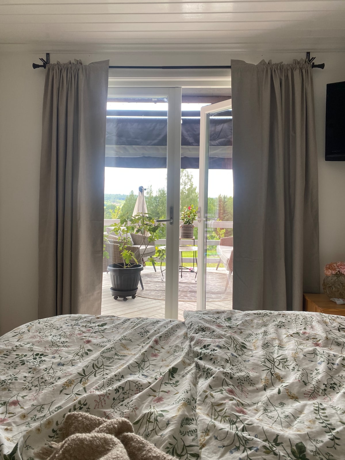 Dormitorio principal con puertas dobles a la terraza. Sol de la tarde.
Cama doble 180