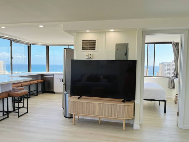 Rare 3BR/2BA Penthouse Ocean-Diamond Head View gallery image 3