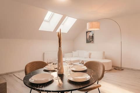 Stunning 2BR Apt / Historical Landmark