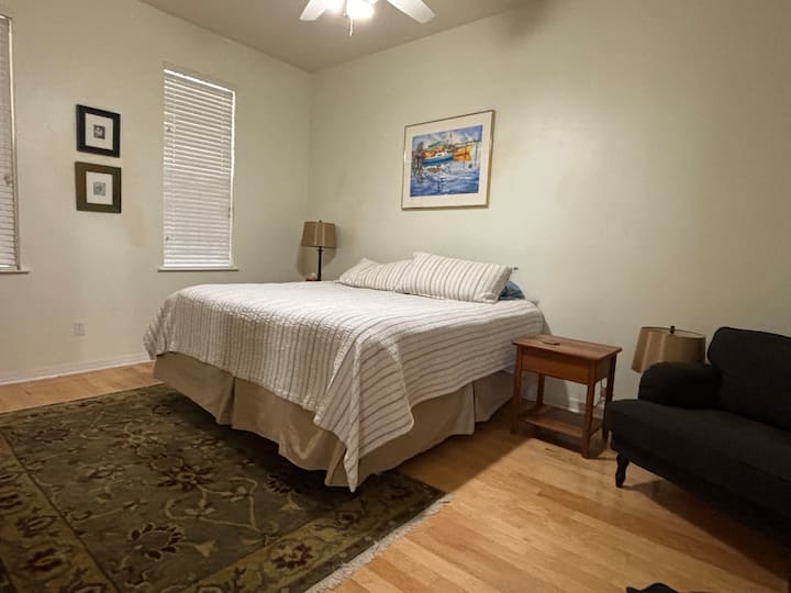 U velikoj glavnoj spavaćoj sobi nalazi se veliki bračni krevet, garderoba i privatna kupaonica. Dva umivaonika, ormar i tuš-kada 