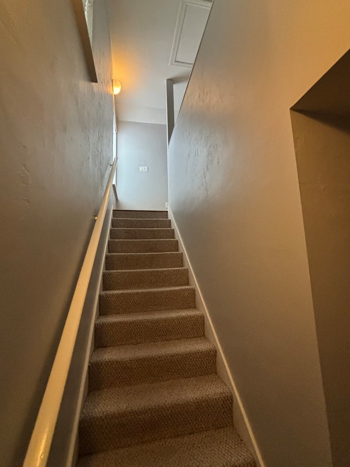 Stepenice koje vode do 3. spavaće sobe Imajte na umu da nema vrata