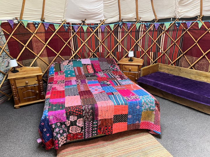 Cama doble con funda nórdica tamaño king y colcha Kantha de algodón.