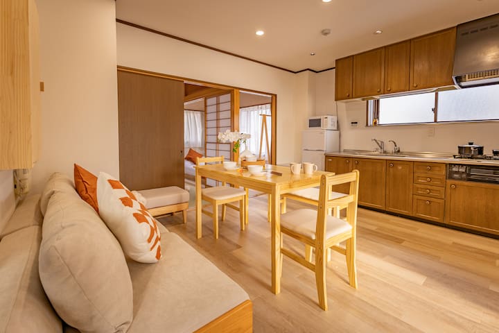 新宿まで電車で2駅｜家族＆グループに最適｜5寝室・14名宿泊OK