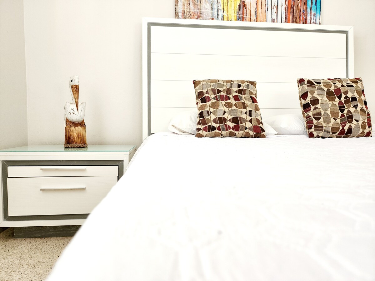 استمتع بالراحة مع فراشنا القطني 100% باللون الأبيض، وهو لون يلهم النقاء والهدوء والاسترخاء التام.