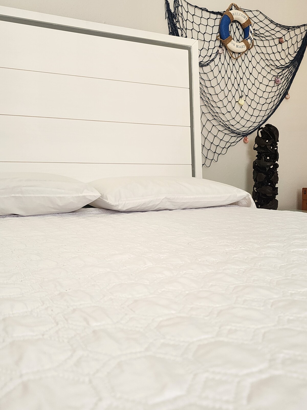 استمتع بالراحة مع أغطية السرير القطنية والبيضاء بنسبة 100%، واللون الذي يلهم النقاء والهدوء والاسترخاء التام.