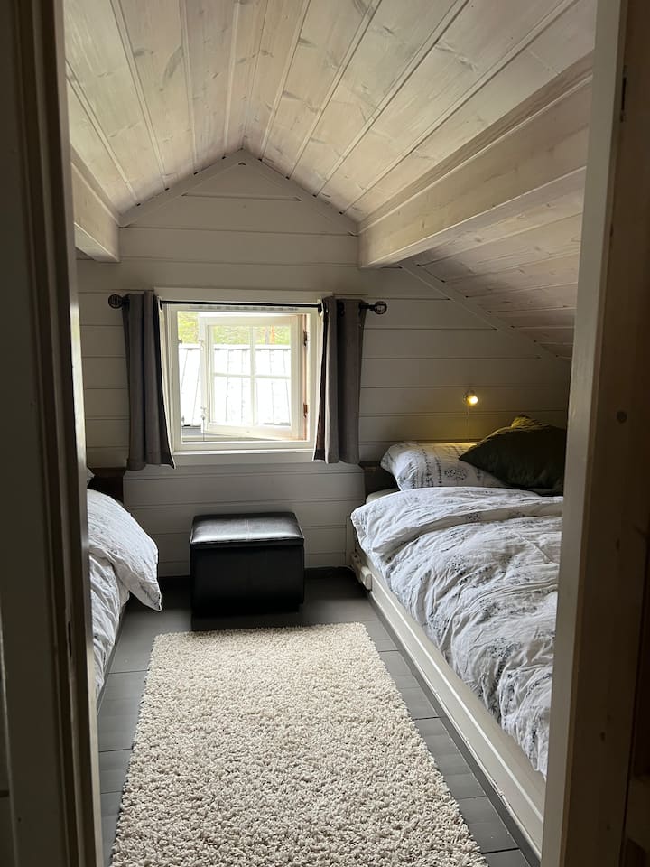 เตียงคู่แต่ละข้างยาว 189 ซม. แต่อยู่ใต้หลังคาที่ลาดเอียง ตั้งอยู่บนชั้น 2 ประตูเข้าห้องนอน 