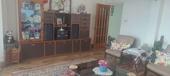 ארון עם ספרי קודש לקריאה | ספרים אחרים לקריאה | משחקי קלפים וג'נגה 