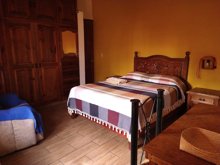 Queen size bed, large closet and window to a garden, Ideal if you come to a wedding, it is 3 block from the SANTO DOMINGO Wedding Church... and if you are looking for makeup and hair service, we have the right person. Posjetite naše smještaje.