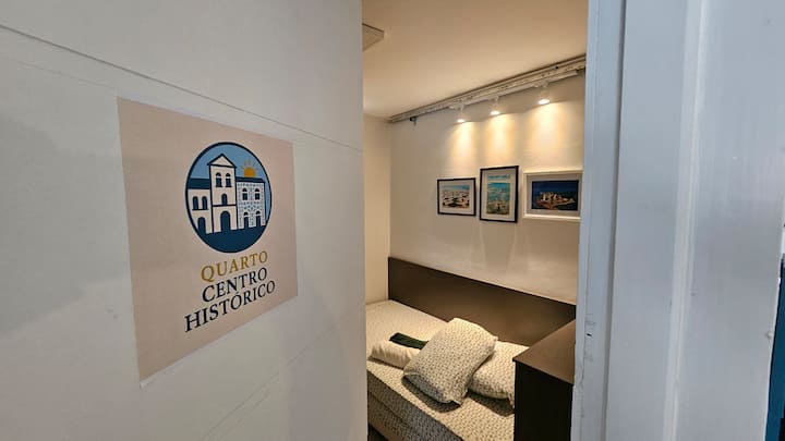 غرفة نوم بسرير واحد وسرير إضافي.