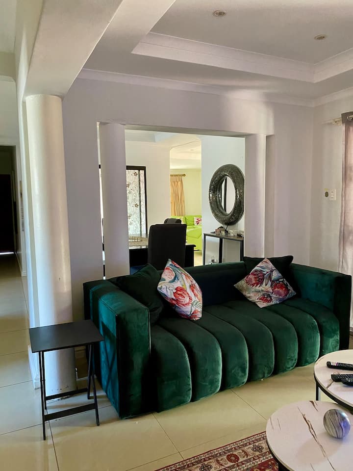 Spacious 4bedroom With Pool - Parklands