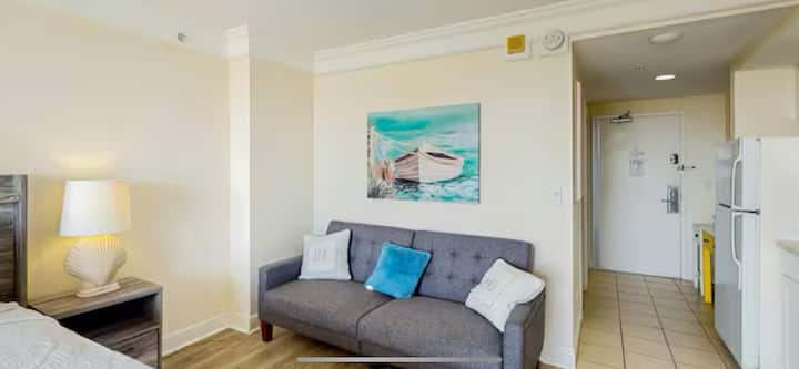 Ocean View Studio | Balcony Views + Steps To Beach - Daytona Beach, FL