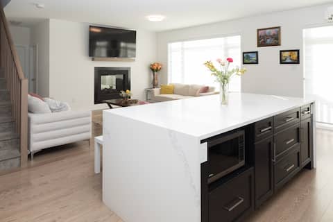 Popular Airbnb listing: Luxury 6BR Home | 8 Beds 3.5Bath in Ottawa