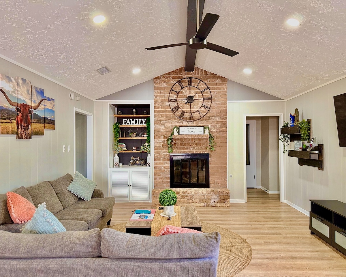Top Airbnb: Longhorn Hideaway Pool • Arcade •Sleeps 10 4BR/2BR in Alief