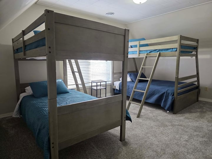 Las literas son dos camas individuales una sobre otra y una cama individual sobre una cama doble.  Tenga en cuenta que las literas superiores están diseñadas solo para niños y no se adaptan a un adulto.  Todas las habitaciones están en el 2. ° piso.