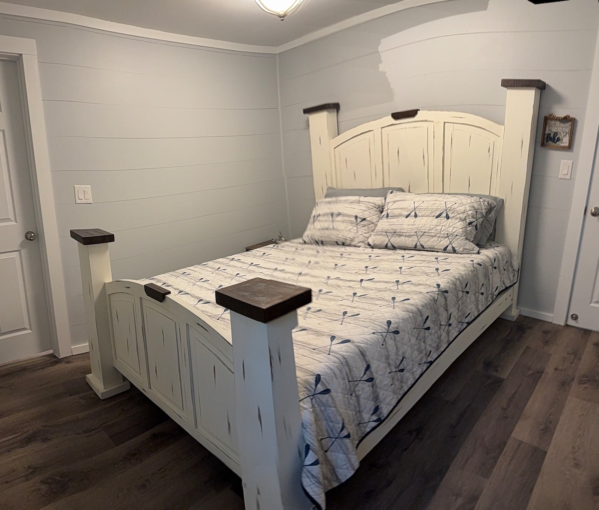 Slaapkamer 3: een queensize bed met een kledingkast en toegang tot een volledige badkamer. Gelegen op de begane grond. 