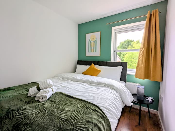 Chumba cha kulala chenye starehe, kitanda aina ya king ambacho kinaweza kugawanywa katika single