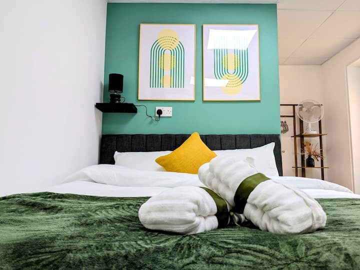 Chumba cha kulala chenye starehe, kitanda aina ya king ambacho kinaweza kugawanywa katika single