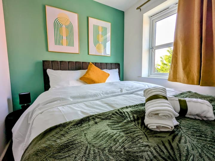 Chumba cha kulala chenye starehe, kitanda aina ya king ambacho kinaweza kugawanywa katika single