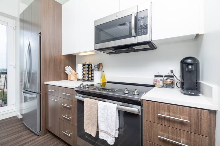 Luxe 2bed 2bath Top Floor Penthouse gallery image 4