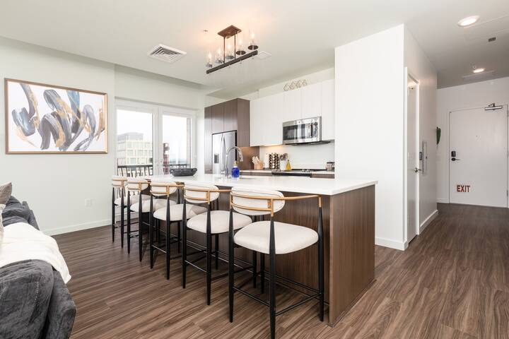 Luxe 2bed 2bath Top Floor Penthouse gallery image 2