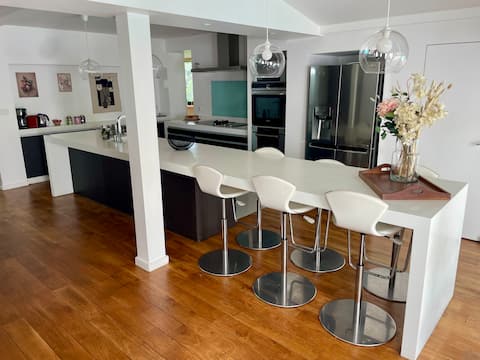 Exceptional villa, private pool, close to Bordeaux