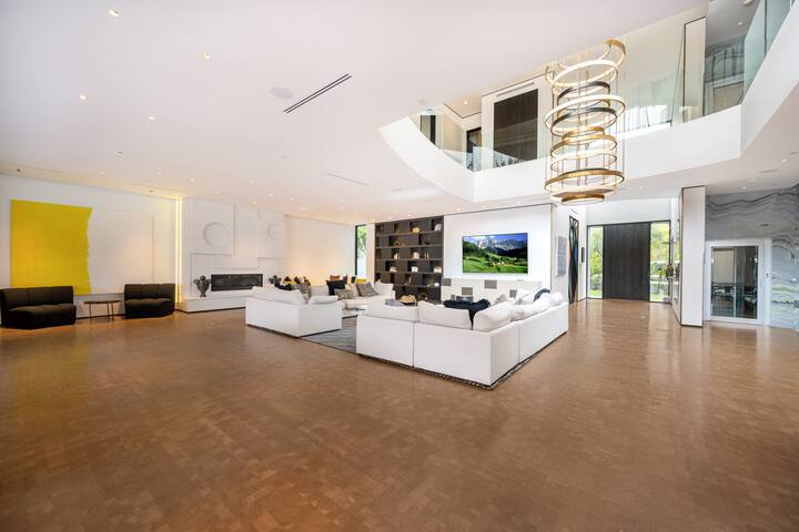 Modern Mansion In rodeo gallery image 3