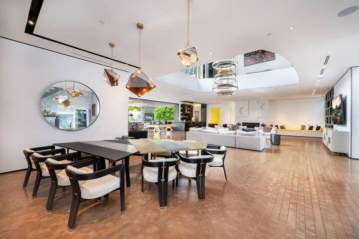 Modern Mansion In rodeo gallery image 2