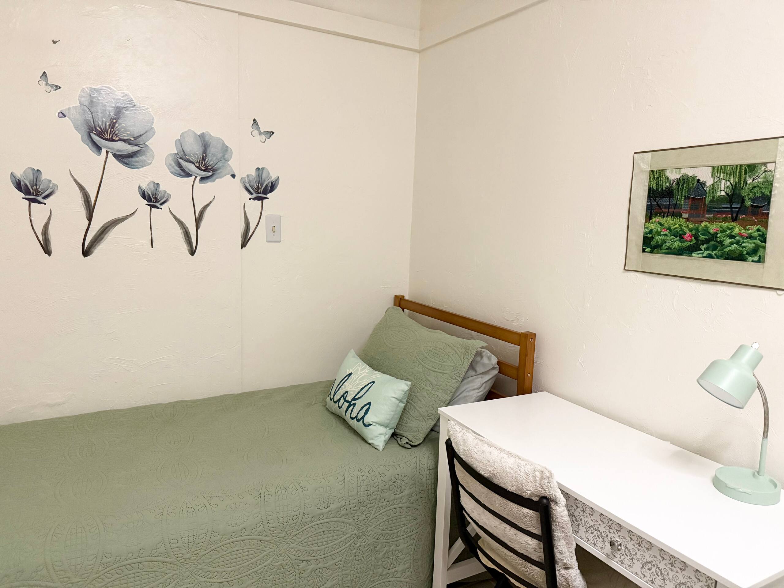 Cute Polynesian 2Br 1Ba Apt with work space - Photo 6