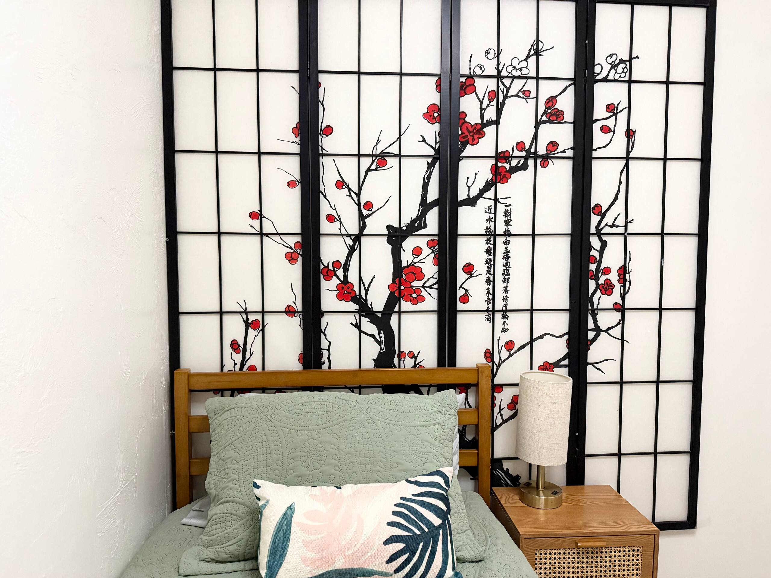 Cute Polynesian 2Br 1Ba Apt with work space - Photo 5