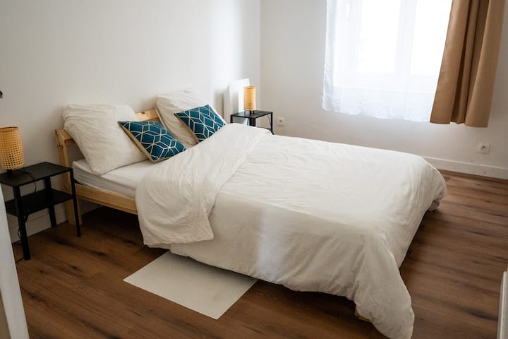 Просторна и светла стая с удобно двойно легло за спокойни нощи за сън.