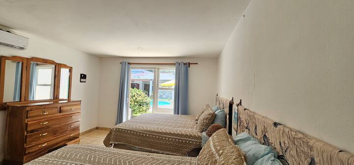 ห้องนอนที่ 3 พร้อมห้องน้ำในตัว เตียงควีนไซส์ และโต๊ะเครื่องแป้ง