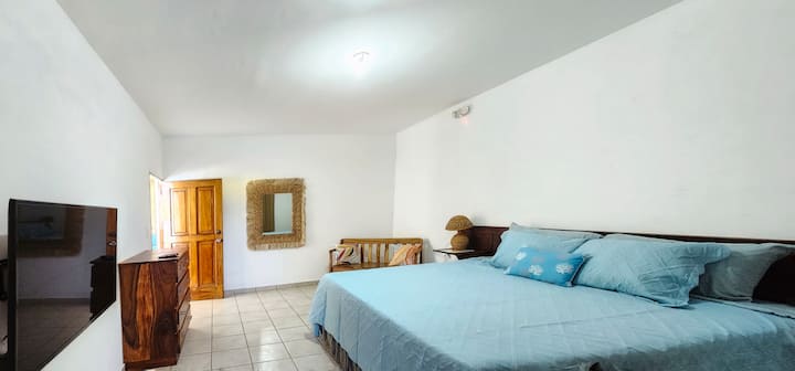 ห้องนอนใหญ่: เตียงคิงไซส์ สมาร์ททีวี โต๊ะเครื่องแป้ง ไฟฉุกเฉิน