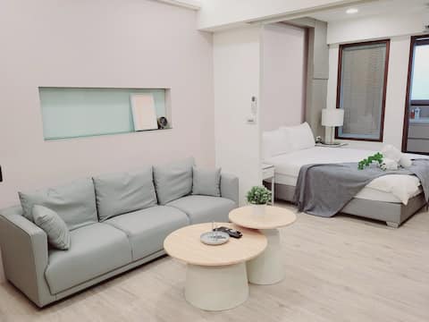 B11 [West Gate Elevator Building] Newly renovated! Plenty of natural light ~ Perfect for couples, bu