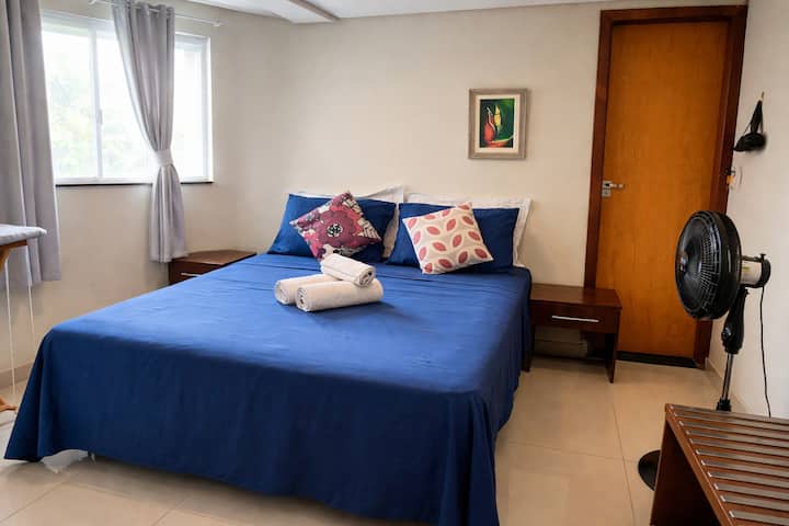 La cama es una cama tamaño king... muy espaciosa... dejamos ropa de cama, toallas de baño, mantas, almohadas... todo muy limpio.